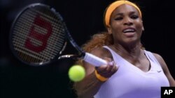 Petenis Serena Williams mengembalikan pukulan Jelena Jankovic dari Serbia dalam pertandingan semifinal Kejuaraan WTA di Istanbul, Turki, Saturday (23/10). 