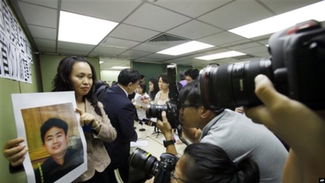 八九学运领袖周勇军2009年10月初在香港被捕被移交给中国政府后，其女友张月卫在香港召开记者会