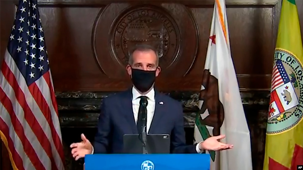 美国洛杉矶市市长加希提2020年4月1日戴着口罩召开记者会