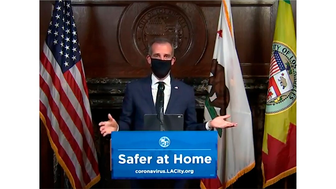Walikota Eric Garcetti mengenakan masker pelindung wajah selama konferensi pers hariannya di Los Angeles pada hari Rabu, 1 April 2020. (Foto: AP)