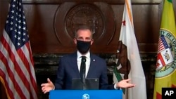 美國洛杉磯市市長加希提2020年4月1日戴著口罩召開記者會