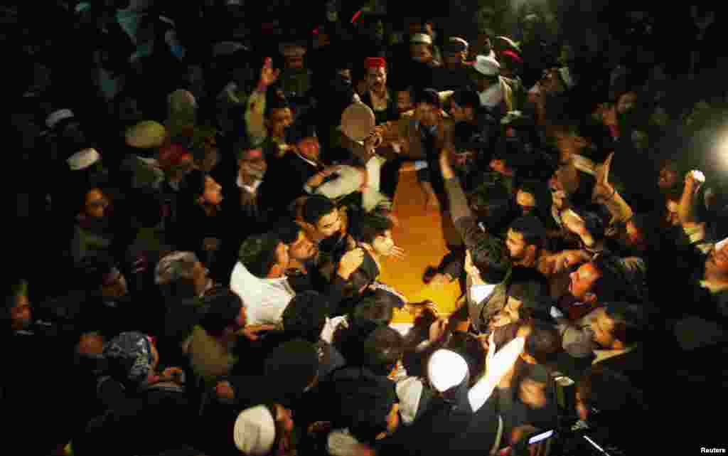 People carry the coffin of the provincial minister for local government, Bashir Ahmad Bilour, who died of his wounds at Lady Reading Hospital in Peshawar December 22, 2012.Taliban Islamic militants bombed a political rally in Pakistan's northern city of P