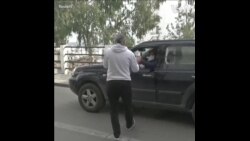 阿尔及利亚志愿者厨房用纸制作口罩 唤醒民众防护意识