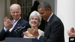 Le président américain de l'époque, Barack Obama, et le vice-président, Joe Biden, en compagnie de la ministre de la Santé, Kathleen Sebelius, le 11 avril 2014 à Washington.