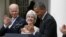 Le président américain de l'époque, Barack Obama, et le vice-président, Joe Biden, en compagnie de la ministre de la Santé, Kathleen Sebelius, le 11 avril 2014 à Washington.