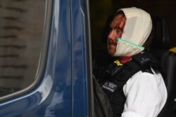 Un policía londinense lesionado durante las protestas contra el racismo y la violencia policial en Londres, descansa en una ambulancia.