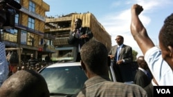 Kenyan Prime Minister Raila Odinga at a peace rally in the Eastleigh suburb of Nairobi, Nov. 22, 2012. (R. Gogineni/VOA)