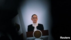 La Presidenta de México, Claudia Sheinbaum, observa durante una conferencia de prensa para presentar su plan de seguridad. En el Palacio Nacional, en la Ciudad de México, México, el 8 de octubre de 2024.