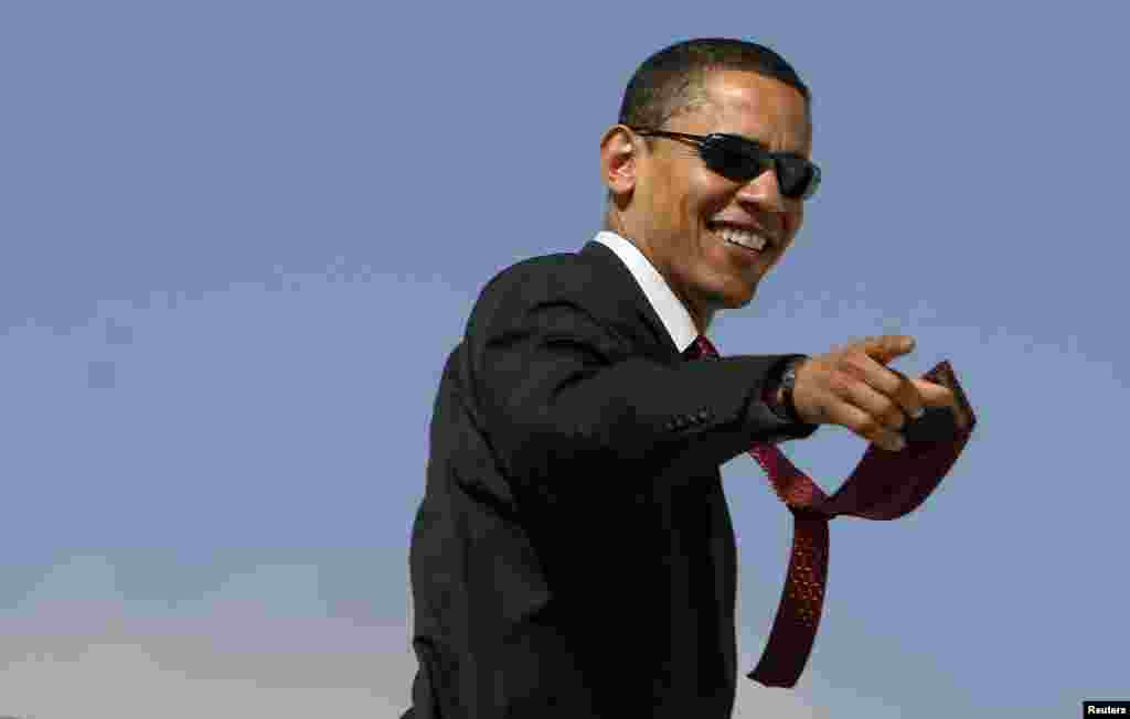 Barack Obama, alors candidat à la présidence des États-Unis, embarque dans l'avion présidentiel à San Antonio, Texas, 3 mars 2008.