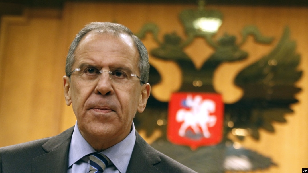 Di Moskow, Menlu Rusia Sergei Lavrov mengatakan Rusia tidak akan mendukung 'campur tangan' pihak luar atas krisis di Suriah.