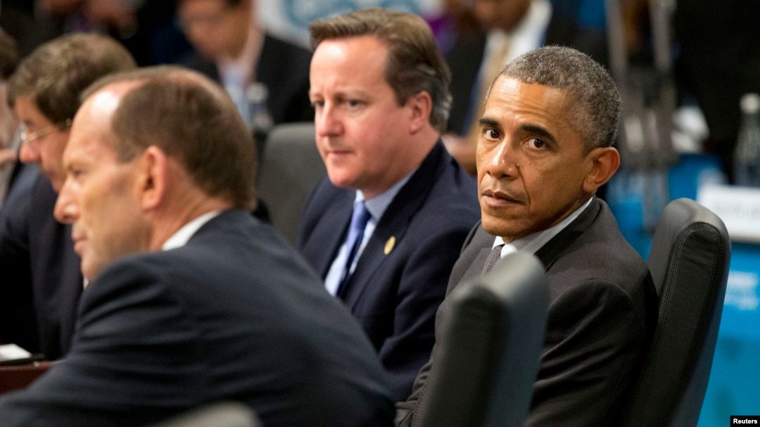Presiden AS Barack Obama duduk bersama Perdana Menteri Australia (kiri) dan PM Inggris David Cameron dalam sidang paripurna KTT pemimpin G20 di Brisbane November 15, 2014. Western leaders attending a G20 summit bl