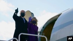 El presidente electo de EE.UU., Joe Biden, y su esposa, Jill Biden, parten desde el aeropuerto de New Castle, en Delaware, con destino a Washington D.C., el 19 de enero de 2021.