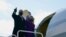 El presidente electo de EE.UU., Joe Biden, y su esposa, Jill Biden, parten desde el aeropuerto de New Castle, en Delaware, con destino a Washington D.C., el 19 de enero de 2021.