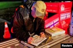 John Waterbury dari komisi pemilihan Clark County mengumpulkan surat suara di Vancouver, Washington, AS, 31 Oktober 2024. (Foto: John Rudoff/Reuters)