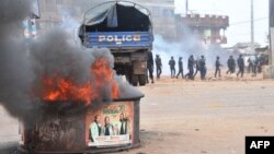 La police antiémeute suivent les protestants dans un quartier de Conakry, le 21 novembre 2017. 