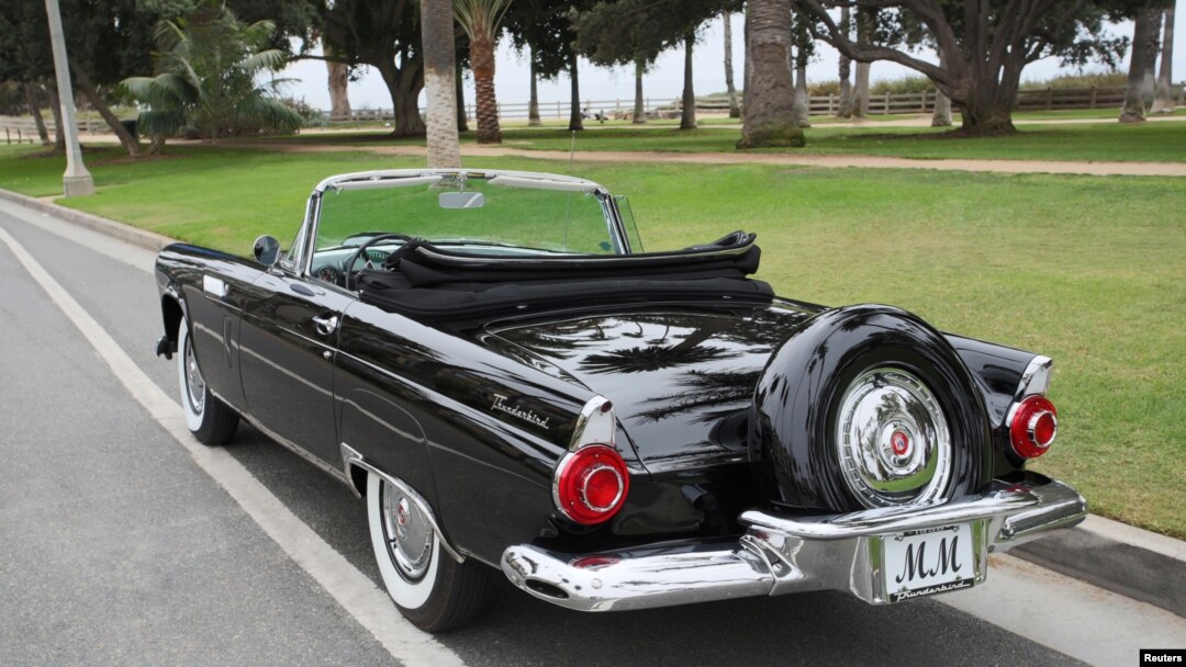 Mobil Ford Thunderbird keluaran 1956 yang pernah dimiliki oleh mendiang Marilyn Monroe tampak dalam gambar dari balai lelang Julien yang dirilis dari Los Angeles, 25 September 2018.
