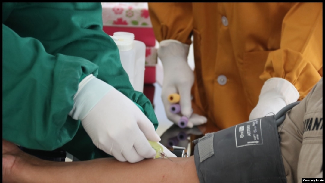 Petugas memeriksa anggota Polri yang akan menjadi donor plasma. (Foto: Humas Sardjito)