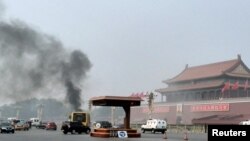 Los vehículos transitaban en la avenida Chang desde donde se podía ver el humo en Tiananmen, frente al mausoleo de Mao Zedong en Beijing.