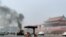 Los vehículos transitaban en la avenida Chang desde donde se podía ver el humo en Tiananmen, frente al mausoleo de Mao Zedong en Beijing.