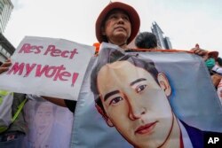 Para pendukung Partai Maju memegang potret Pita Limjaroenrat, pemimpin Partai Maju, saat unjuk rasa di Bangkok, Thailand, Sabtu, 29 Juli 2023. (Foto: AP)