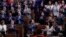 Le chef du parti Podemos, Pablo Iglesias, au centre, applaudit au Parlement espagnol à Madrid, Espagne, le 7 janvier 2020. (AP Photo/Manu Fernandez)