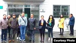 律师、友人及访民在绵阳看守所(微信图片)