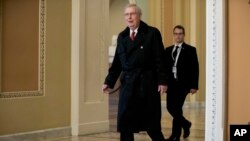 Pimpinan Mayoritas Senat AS, Mitch McConnell, tiba di Gedung Capitol Hill di Washington, 24 January 2019. 