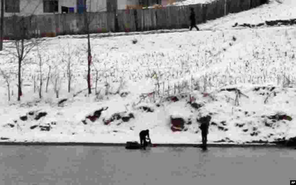 在江边洗衣的北韩女子