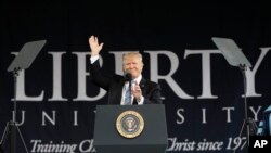 Presiden Donald Trump memberikan pidato dimulainya tahun ajaran 2017 di Universitas Liberty, Lynchburg, Virginia, Sabtu, 13 Mei 2017. (AP Photo / Pablo Martinez Monsivais)