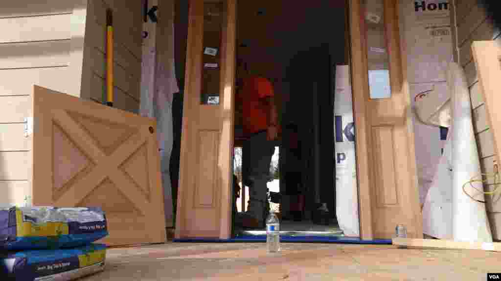 Jon Hornback and his team are building the home that received the first building permit in Paradise (Elizabeth Lee/VOA News)