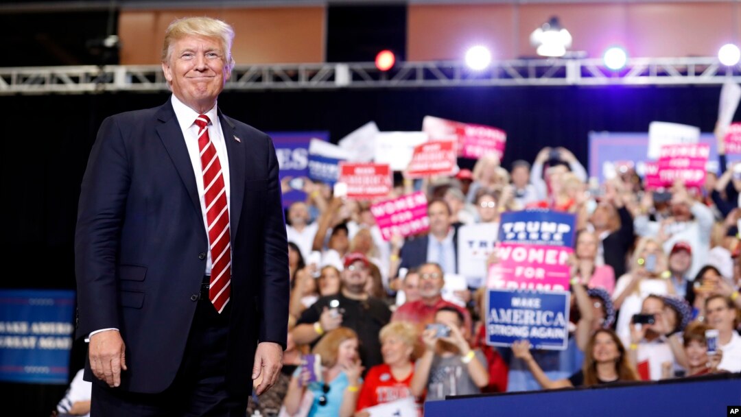 Presiden AS Donald Trump berpidato di depan pendukungnya di Phoenix, Arizona, Selasa (22/8) malam.