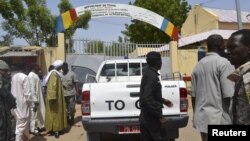 Security officers gather at the site of a suicide bombing that killed 34 people, including four suspected Boko Haram fighters, in Ndjamena, Chad, June 15, 2015. At least 100 others were injured in two attacks Monday.