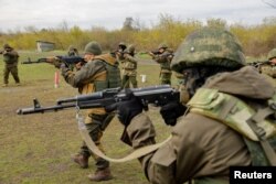 Pasukan cadangan Rusia yang baru dikerahkan berlatih di lapangan tembak selama konflik Rusia-Ukraina di wilayah Donetsk, Ukraina yang dikuasai Rusia, 10 Oktober 2022. (Foto: REUTERS/Alexander Ermochenko)