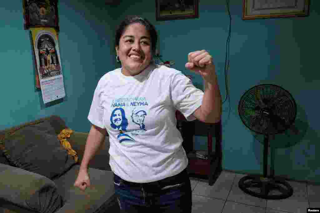 Ivania del Carmen Álvarez, miembro del movimiento opositor Unidad Nacional Azul y Blanco (UNAB), hace gestos después de salir de prisión, en Managua, Nicaragua, el 30 de diciembre de 2019. (Foto de Reuters)