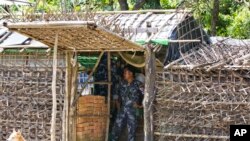 ရခိုင်ပြည်နယ် ဘူးသီးတောင်က မြန်မာ အစိုးရ လုံခြုံရေးဂိတ်။ 