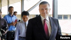 FILE - Retired U.S. general Anthony Zinni is seen after a meeting in Banda Aceh, Aug. 7, 2002. 