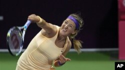 Petani Belarus Victoria Azarenka pada pertandingan WTA Qatar Ladies Terbuka di Doha, Februari 2013. (AP/Osama Faisal)