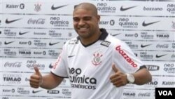 Pemain Brazil Adriano berpose ketika diperkenalkan sebagai penyerang baru klub Corinthians di Sao Paulo hari Kamis (31/3).