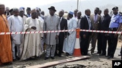 Le président Goodluck Jonathan visitant une église catholique près d’Abuja qui a été touchée par un attentat à la bombe le jour de Noël