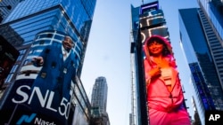 ARCHIVO - El logotipo de SNL50 se ve afuera del Nasdaq Marketplace en Times Square de Nueva York, el 14 de febrero de 2025.