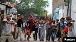 Des habitants entonnent des chants lors de manifestations contre Joseph Kabila, à Kinshasa, RDC, le 20 décembre 2016.