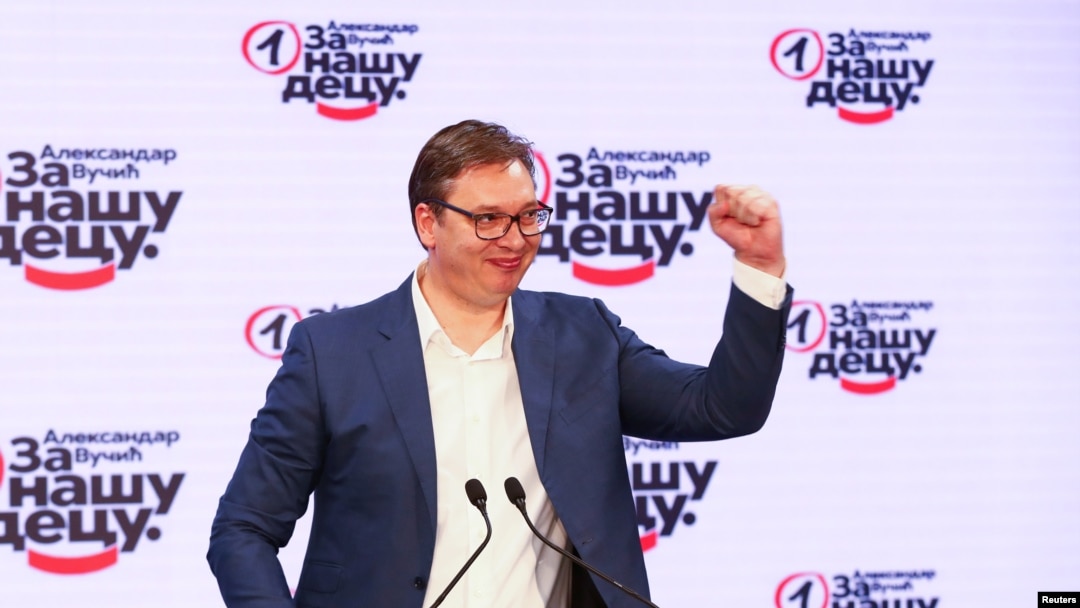 Predsednik Srbije i vladajuće Srpske napredne stranke, Aleksandar Vučić, u sedištu stranke nakon objavljivanja pobede na parlamentarnim izborima u Srbiji, 21. juna 2020. (REUTERS/Marko Đurica)