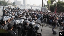 La police et les manifestants en Egypte