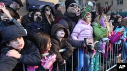Miles de personas se congregan todos los años en las calles de Nueva York para presenciar el desfile por Thanksgiving.