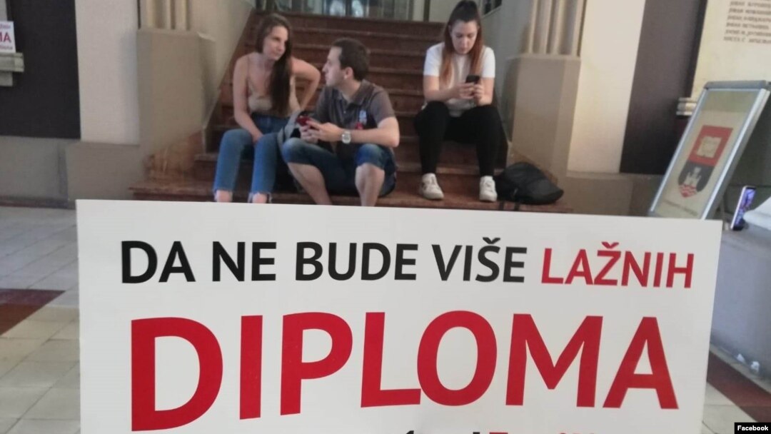 Studenti okupljeni u inicijativu "1 od 5 miliona" tokom protesta ispred Rektorata Beogradskog univerziteta, 19. jula 2019. (Foto: "1 od 5 miliona")
