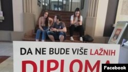 Arhiva - Studenti okupljeni u inicijativu "1 od 5 miliona" tokom protesta ispred Rektorata Beogradskog univerziteta, 19. jula 2019. (Foto: "1 od 5 miliona")