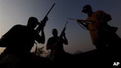 在墨西哥的米卻肯州越來越多居民組織自警團武裝，向販毒集團作鬥爭保衛家園。