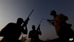 在墨西哥的米却肯州越来越多居民组织自警团武装，向贩毒集团作斗争保卫家园。