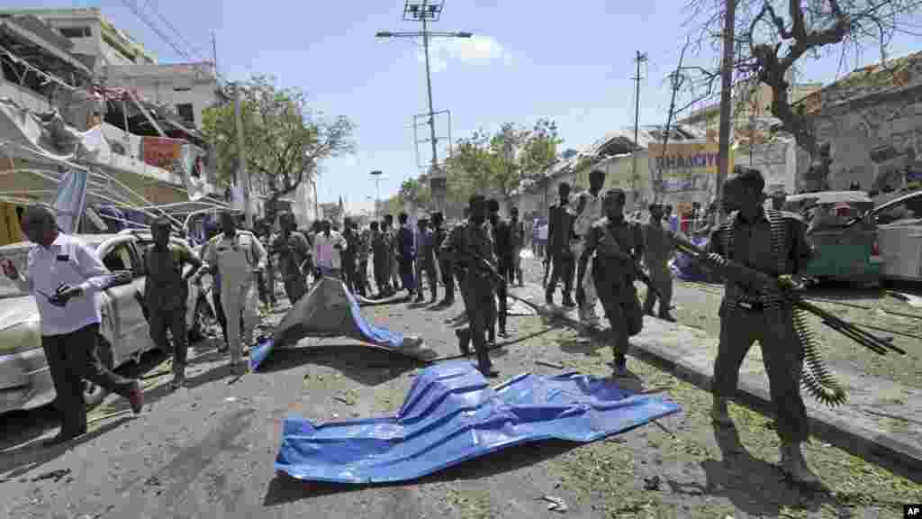 Des soldats somaliens patrouillent après l&#39;attaque à Mogadiscio, en Somalie, le 13 mars 2017.