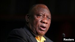 Cyril Ramaphosa dément vigoureusement tout comportement malhonnête. Il est accusé d'avoir étouffé un cambriolage chez lui en 2020, au cours duquel des liasses d'argent ont été dénichées sous les coussins d'un canapé.